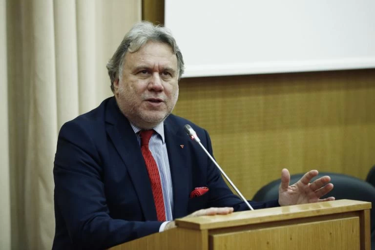 Ο Κατρούγκαλος κατέθεσε το επίσημο κείμενο του Συντάγματος της ΠΓΔΜ